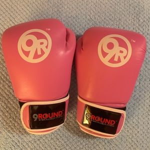 Pink Boxing Gloves w/ Wraps (9Rounds)